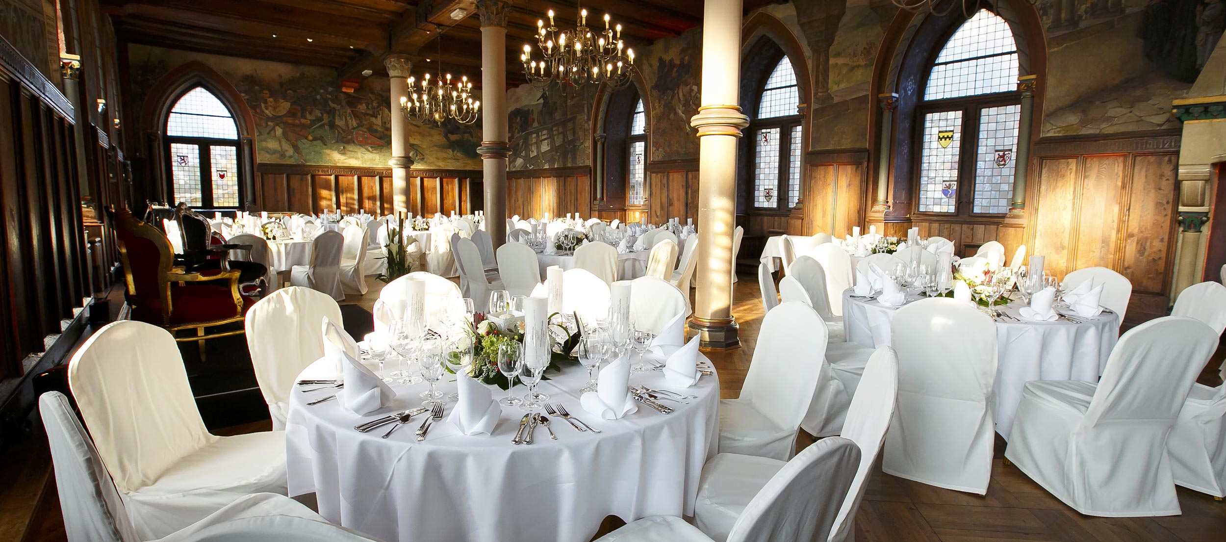 Der festlich dekorierte Rittersaal auf Schloss Burg.